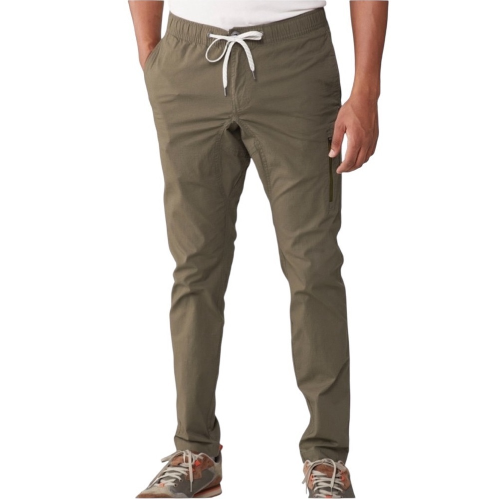 Vuori men’s ripstop travelers joggers in olive green